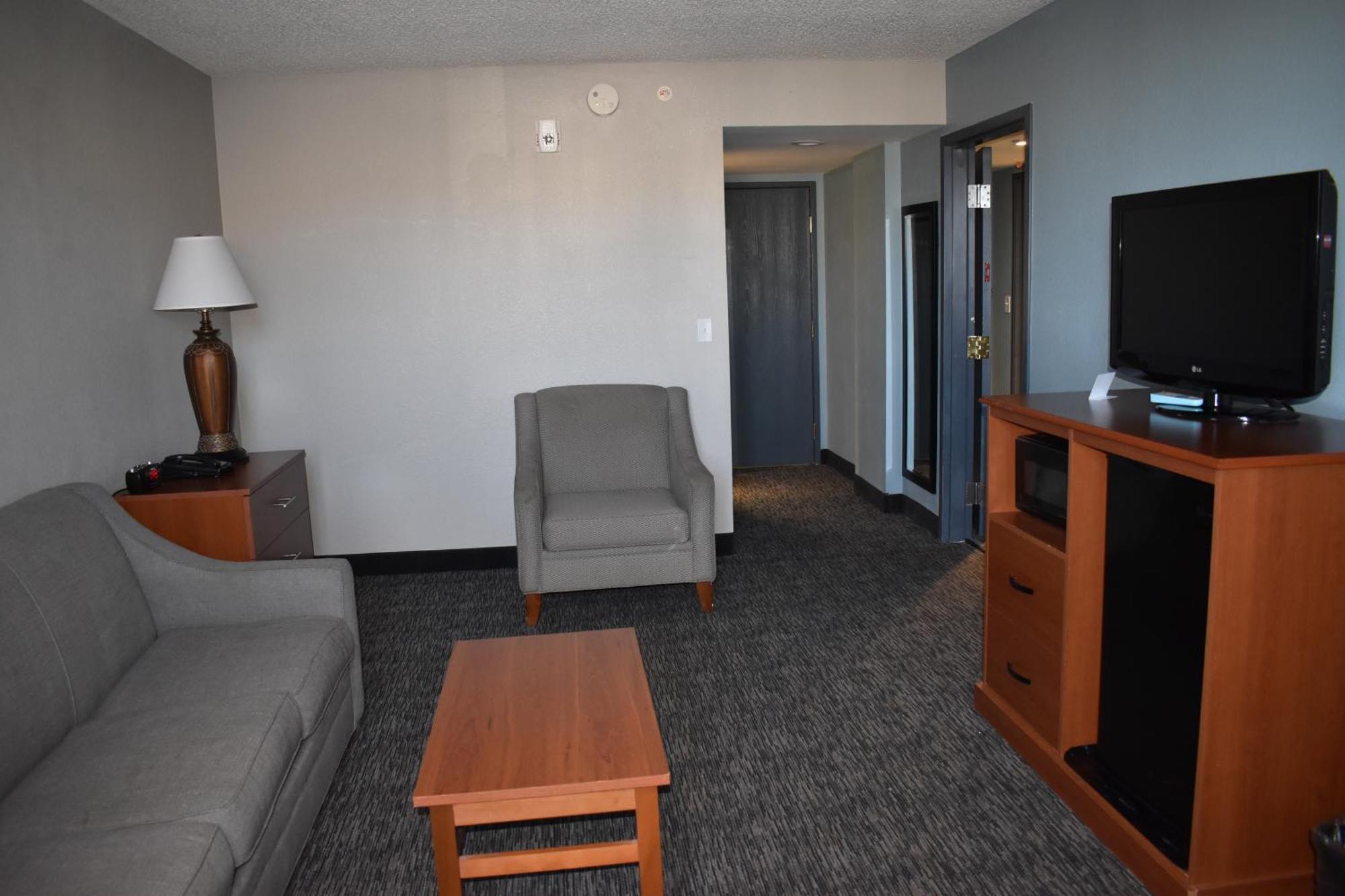One-Bedroom Queen Suite Two Queen Beds Sofa Bed No Pets,1528513117:JPEG
