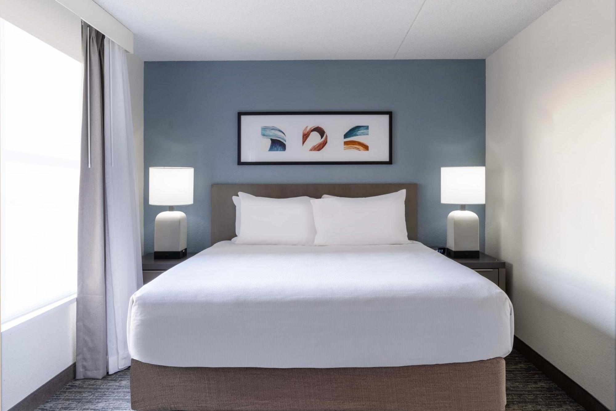 King Studio Suite with Sofa Bed, Kitchen and Tub - Disability Access,1543226446:JPEG